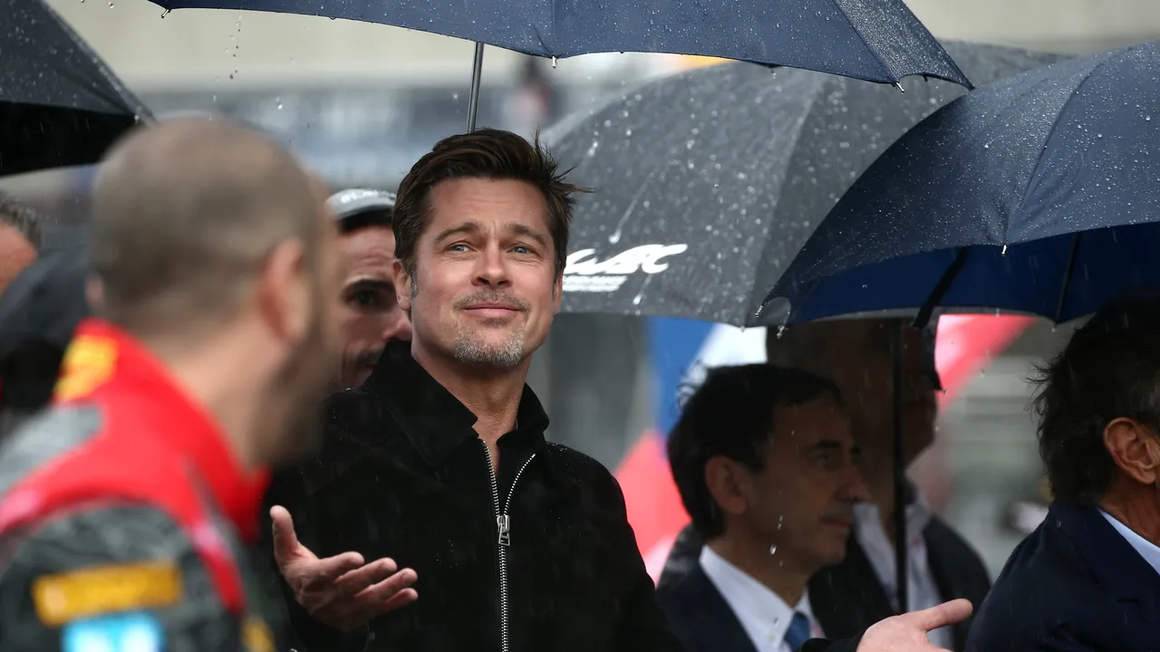 Brad Pitt şi-a făcut pentru prima dată apariţia în public, după divorţ, alături de Julia Roberts - VIDEO
