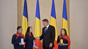 FOTO | Preşedintele Iohannis i-a decorat pe gimnaştii Marian Drăgulescu, Cătălina Ponor şi Larisa Iordache