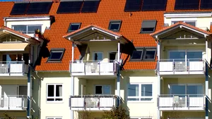 Elon Musk, şeful Tesla, a prezentat panourile solare invizibile, care par a fi un acoperiş normal: ”Arată mai bine şi durează mai mult