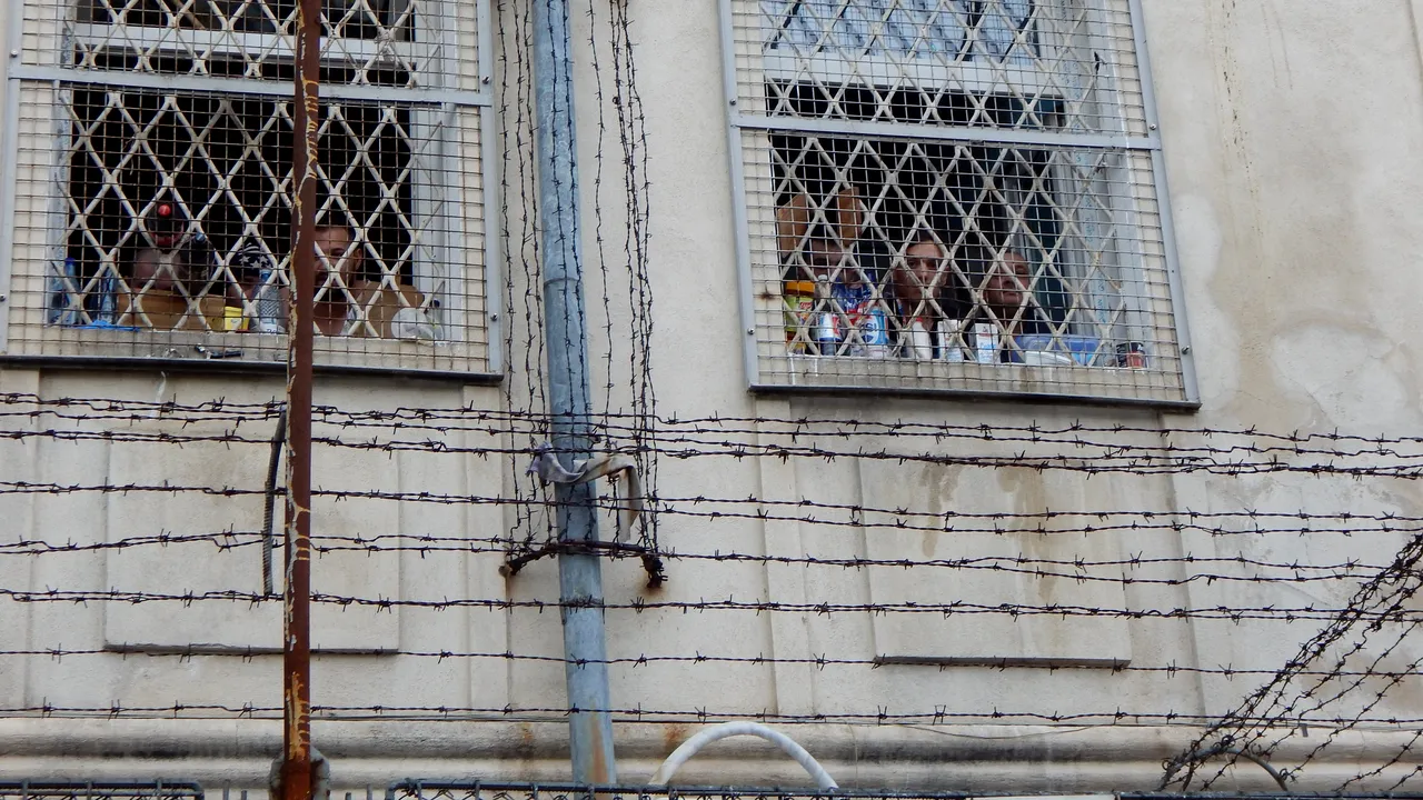 GALERIE FOTO Droguri puse în conserve şi telefoane ascunse în pâine sau aduse cu drona la Penitenciarul Ploieşti