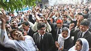 Circa 400 de simpatizanţi ai lui Benazir Bhutto, reţinuţi de poliţia pakistaneză