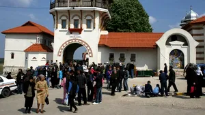 Sute de credincioşi au înnoptat în curtea Mănăstirii Dervent, la sărbătoarea Izvorul Tămăduirii