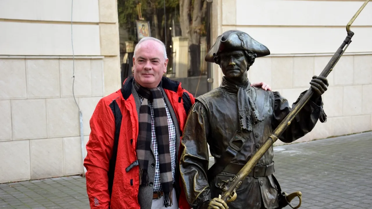 Ambasadorul Irlandei, Derek Feely, s-a fotografiat cu un soldat din bronz din Cetatea Alba Carolina - GALERIE FOTO