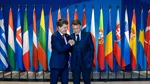 Nicuşor Dan, scurtă discuţie cu Emmanuel Macron la summit