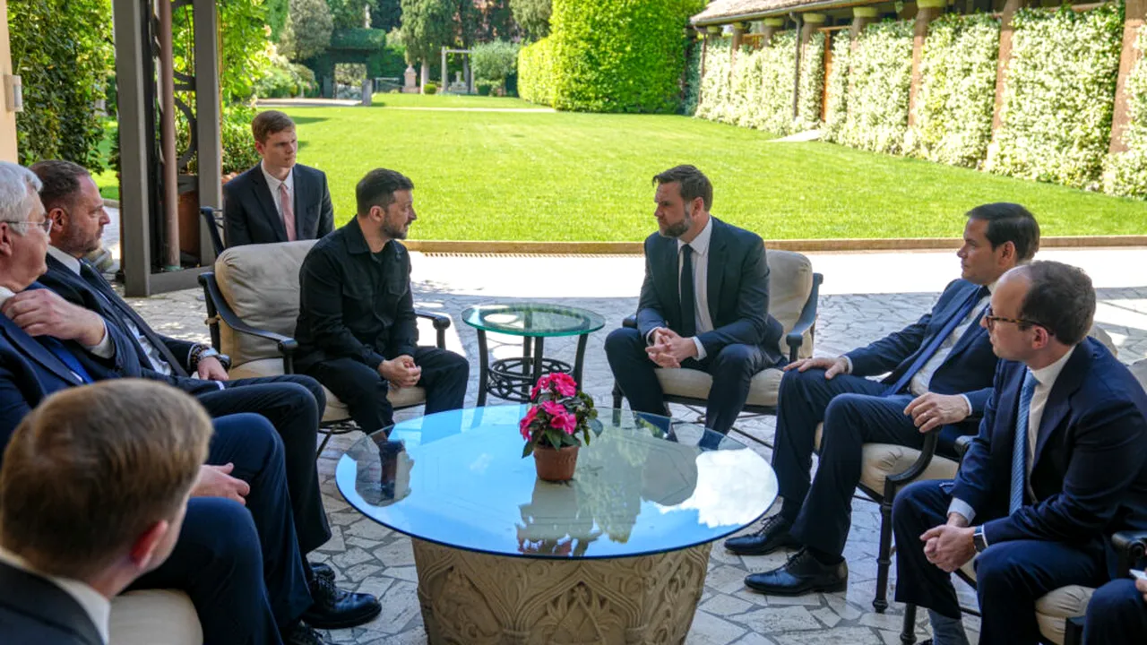 FT: JD Vance a cerut Ucrainei să înceteze atacurile asupra petrolierelor care utilizează un port rus strategic de la Marea Neagră