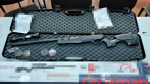 Armă cu aer comprimat și proiectile, descoperite într-un colet venit din Cehia pe Aeroportul Cluj
