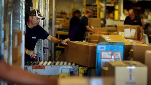 Amazon încurajezează micii antreprenori să-şi deschidă o afacere de livrări cu 10.000 de dolari