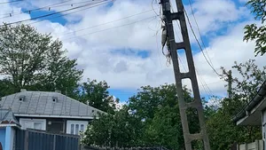 Inedit: Un stâlp strâmb din judeţul Galaţi a ajuns subiect electoral