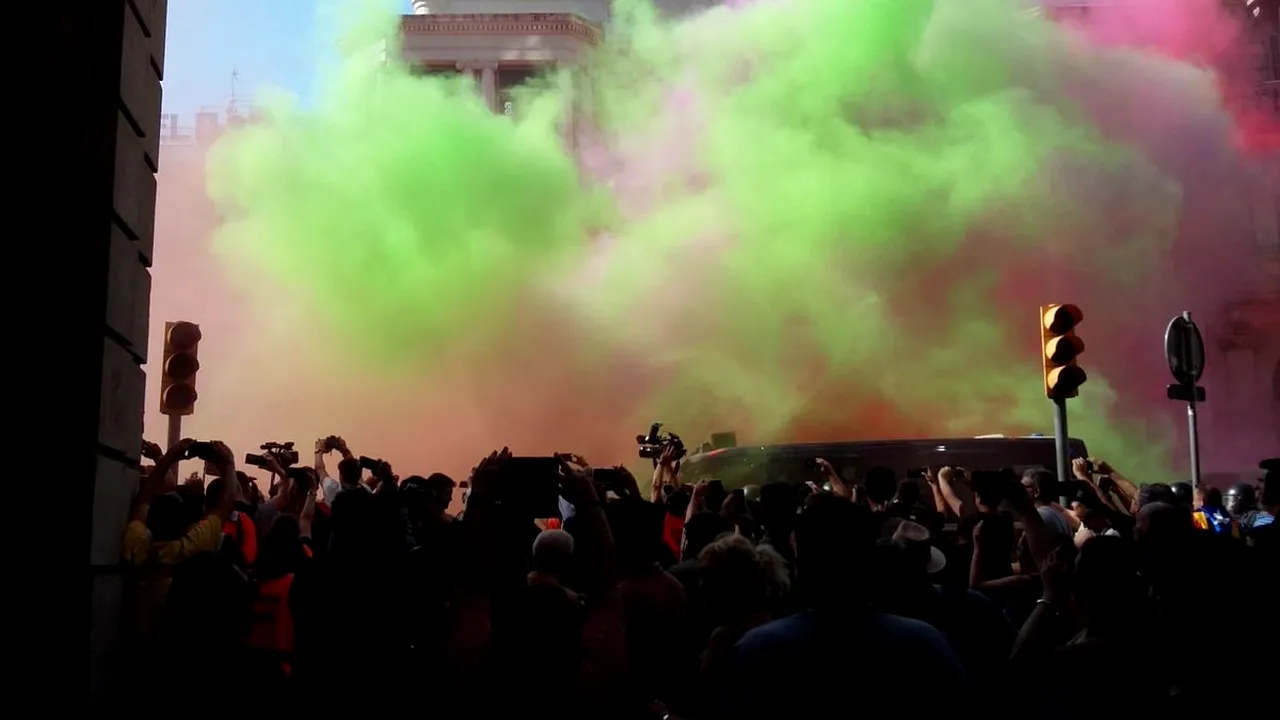 Independenţă Catalonia. CIOCNIRI violente între poliţie şi separatiştii catalani care au aruncat cu o pulbere colorată - VIDEO, FOTO