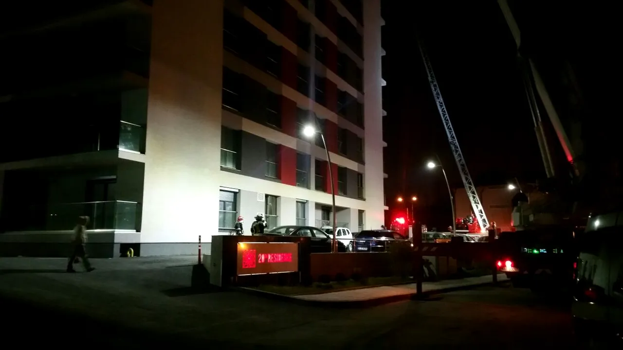 GALERIE FOTO Incendiu într-un bloc din Capitală: 40 de persoane au fost evacuate 