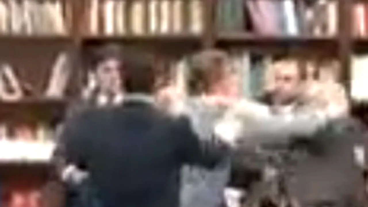 Partidul minorităţii albaneze se retrage din Parlamentul macedonean, după o bătaie între deputaţi - VIDEO