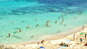 Spaniolii, excluși de pe propriile plaje de valul de turiști străini