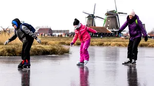 Iarna aceasta, bucuria vine pe patine: olandezii speră să iasă la plimbare pe canalele îngheţate
