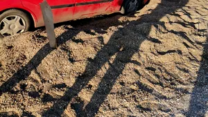 Maşină rămasă înţepenită pe plaja din Constanţa. Cât este amenda 