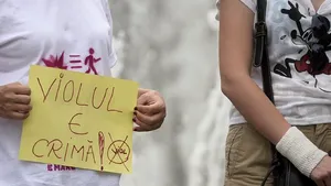 Circa 300 de persoane în faţa Judecătoriei Vaslui, la procesul celor şapte tineri acuzaţi de viol