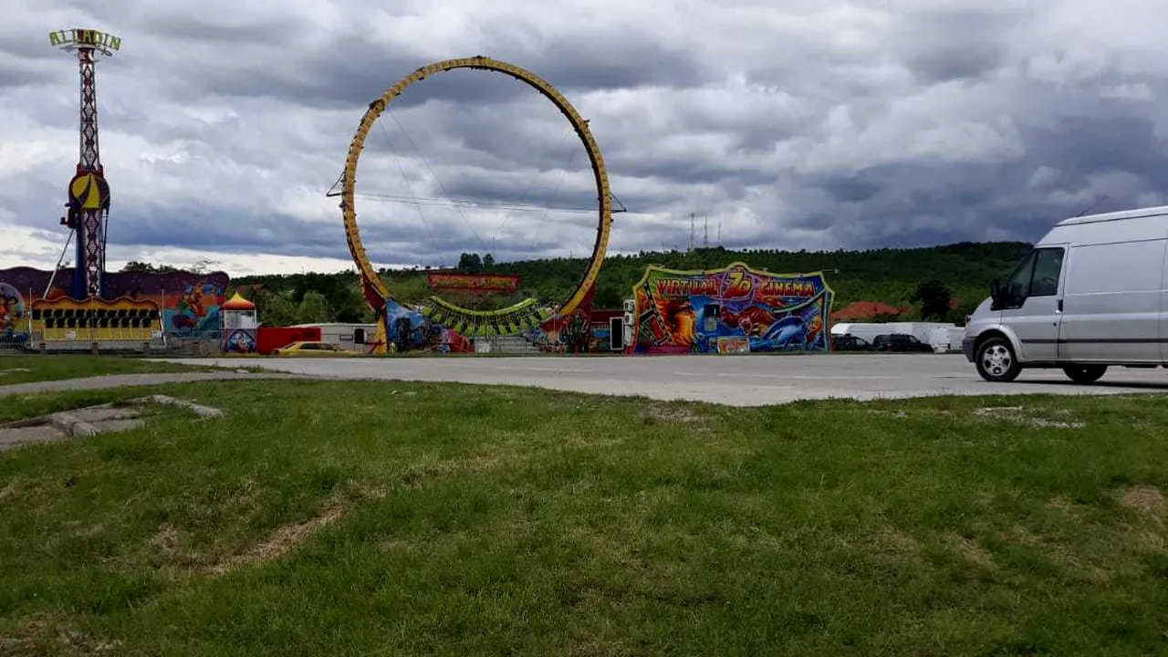 Tarabe cu mici şi bere şi tiribombe au invadat heliportul din Târgu-Jiu. Elicopterele SMURD, nevoite să aterizeze pe stadion