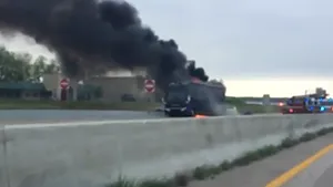 Autocarul grupului american Lady Antebellum a fost cuprins de flăcări pe o autostradă din Texas - VIDEO