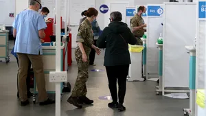 Experiment aparent bizar în Marea Britanie. Persoane vindecate de COVID, infectate din nou. Studiul este realizat de Universitatea din Oxford 