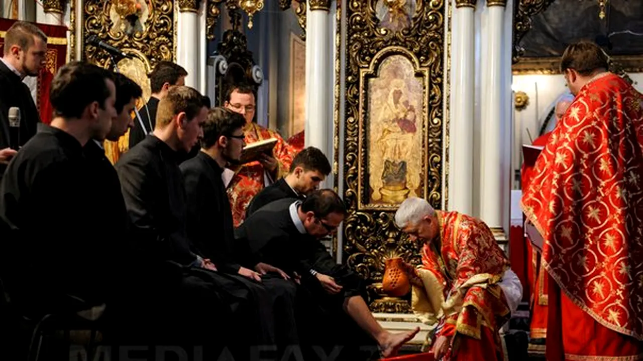 Episcopul greco-catolic de Cluj-Gherla a spălat simbolic picioarele a 12 seminarişti, în Joia Mare - FOTO