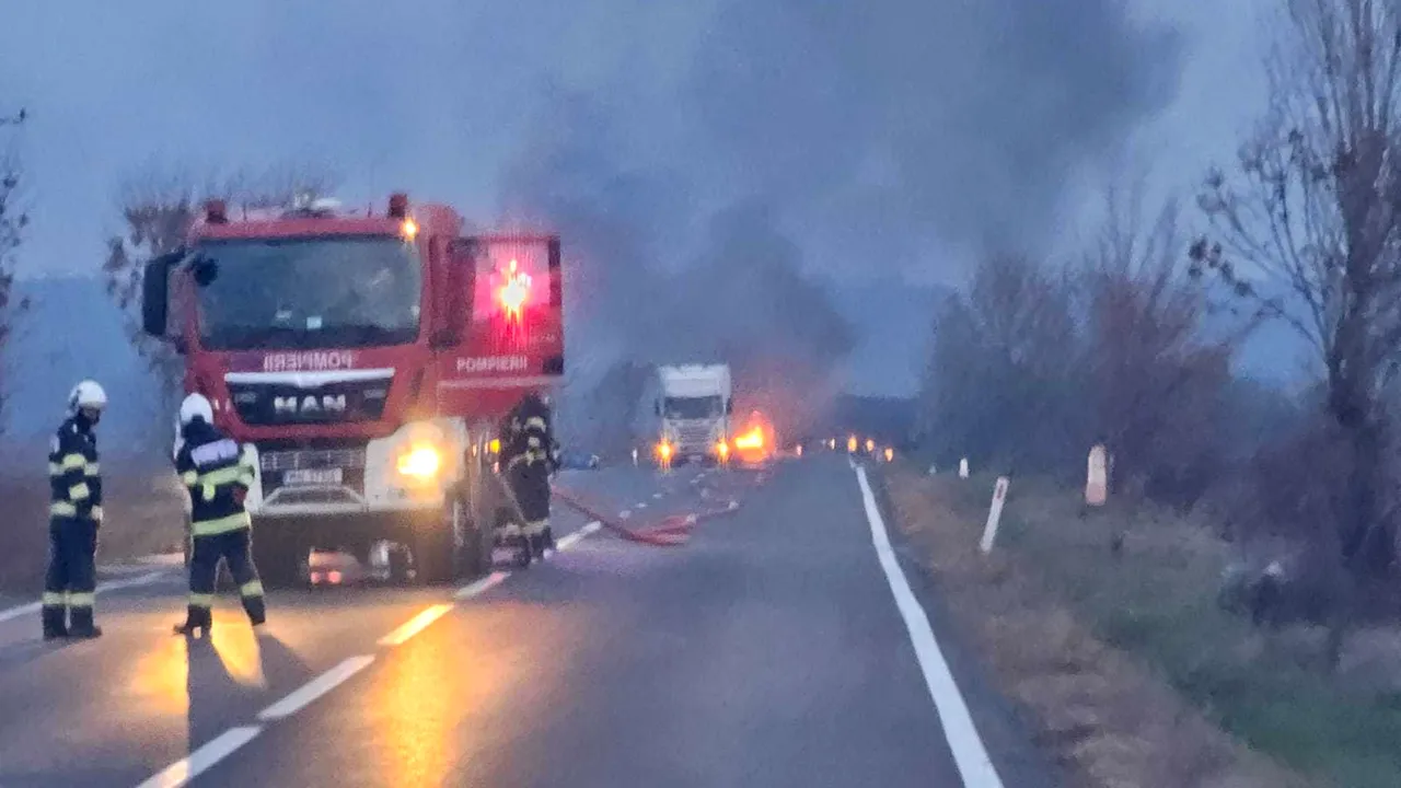 Incendiul izbucnit în Dâmboviţa după un accident între 2 cisterne, una încărcată cu GPL, stins / Două cisterne s-au ciocnit pe DN 72, în Dâmboviţa. 