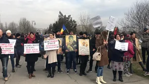 Protest în faţa Parlamentului împotriva vaccinarii obligatorii