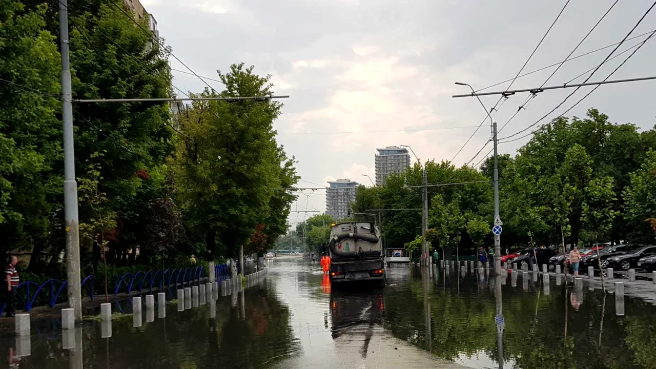 Străzi inundate şi maşini blocate în apă, după ploaia din Capitală / ApaNova acţionează cu peste 40 de utilitare