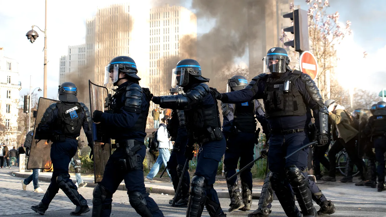 Peste 150 de agenţi ai forţelor de ordine, răniţi în protestele din Franţa