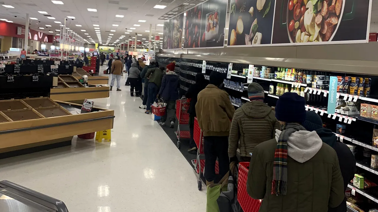 PSD: Efectul închiderii magazinelor la 18.00 - Aglomerare, oameni înghesuiţi la cozi uriaşe 