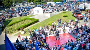 ZIUA COPILULUI: Peste 2.500 de copii şi părinţi au vizitat biroul ministrului de Interne şi balconul Revoluţiei - FOTO şi VIDEO