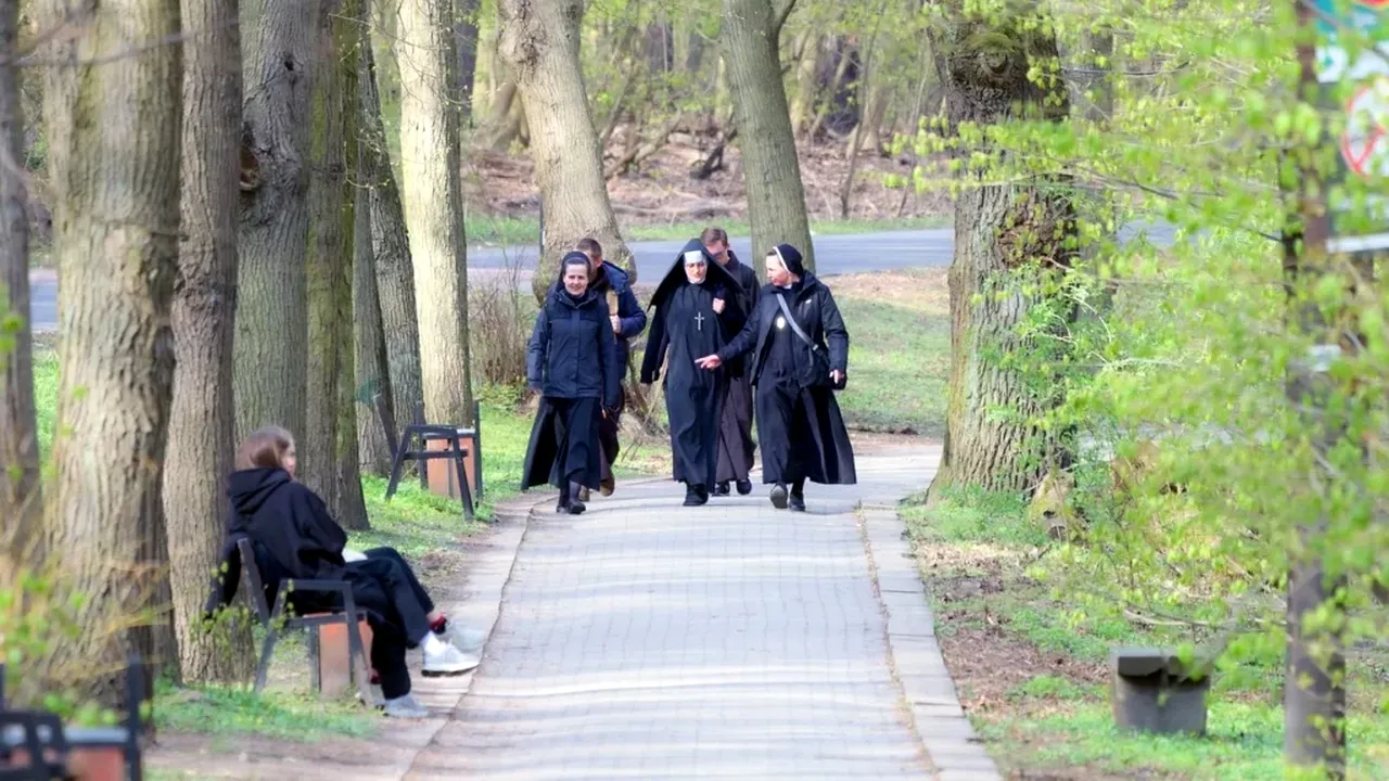 Călugărițele care au evadat dintr-un azil de bătrâni au primit dreptul să stea la o mănăstire doar dacă nu intră pe rețelele de socializare