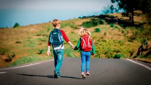 Elevii iau atitudine: Copiii dintr-o comună, nevoiţi să se trezească la ora 4 pentru a ajunge la şcoală/ De când se aşteaptă o rezolvare 