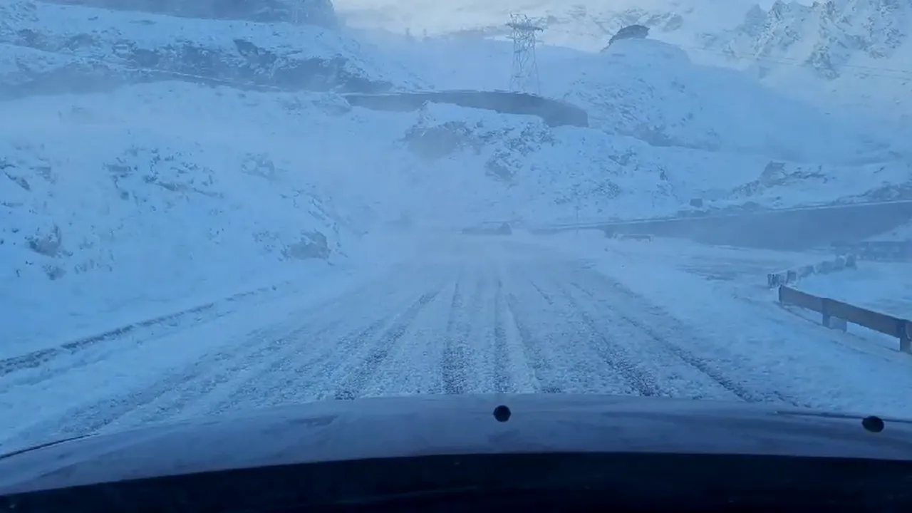 Strat de zăpadă de 10 centimetri pe Transfăgărăşan şi carosabil acoperit cu gheaţă