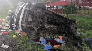 FOTO Accident feroviar în Cluj. O dubă a fost lovită de un tren de pasageri