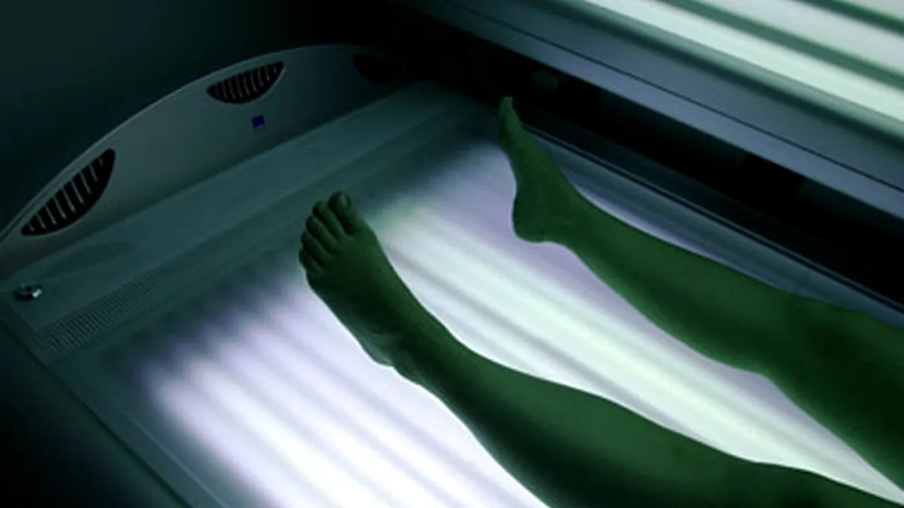 Cabinele de bronzat pot genera dependenţă