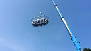 PREMIERĂ INTERNAŢIONALĂ la Cluj: Emil Boc a oficiat opt căsătorii pe o platformă la 50 de metri înălţime - VIDEO, FOTO