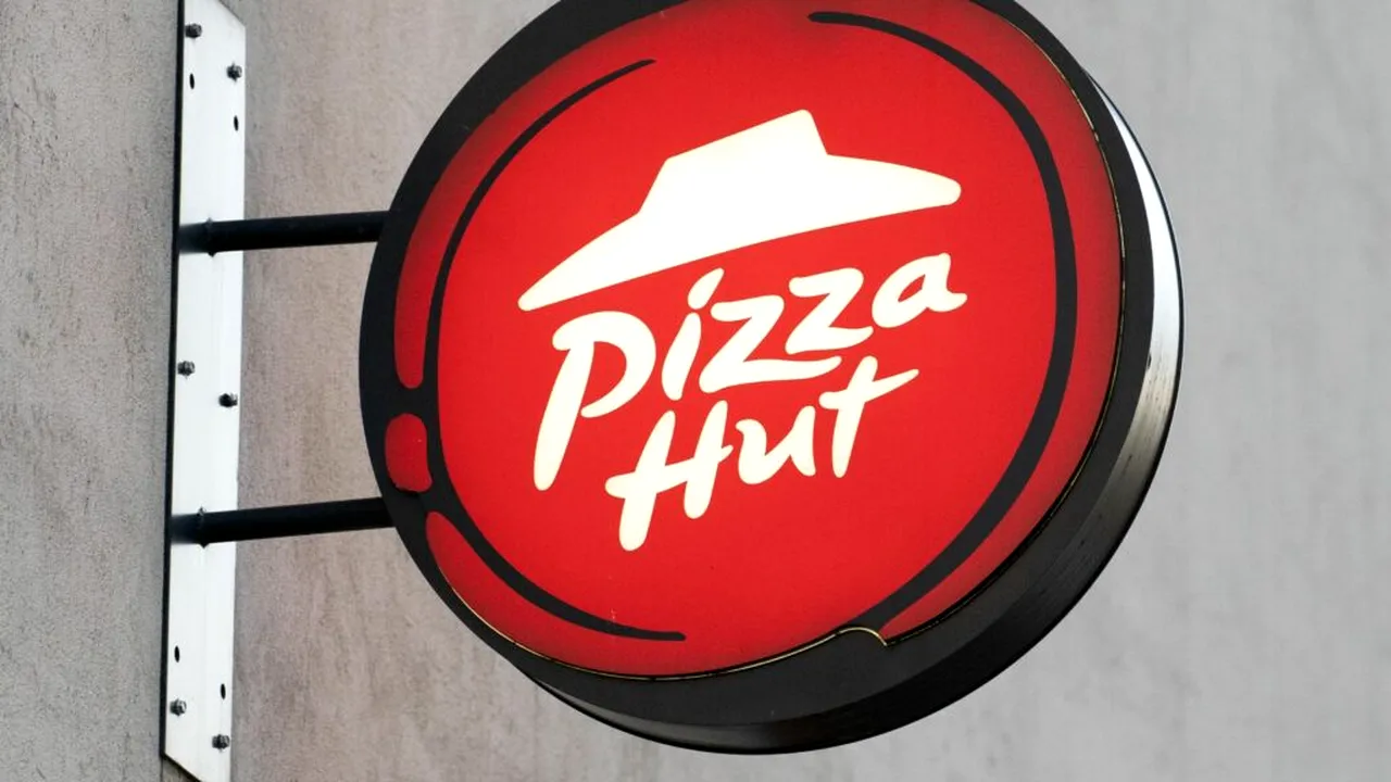 Lanțul de restaurante Pizza Hut detronat de Domino’s Pizza? Ar putea fi scos la vânzare din cauza vânzărilor slabe din ultimii ani