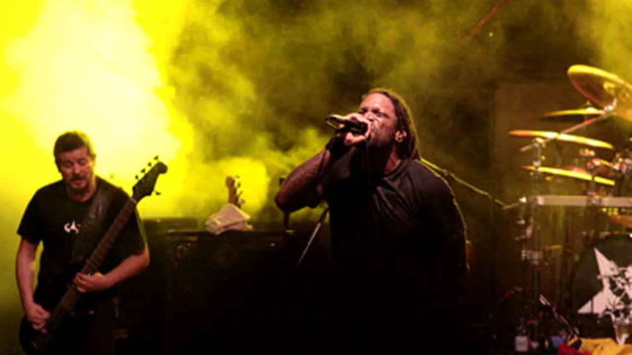 Sepultura a adus 