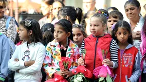 REPORTAJ: Început de an şcolar şi pentru elevii romi de la Pata Rât, şansa lor de a scăpa de pe rampă - FOTO