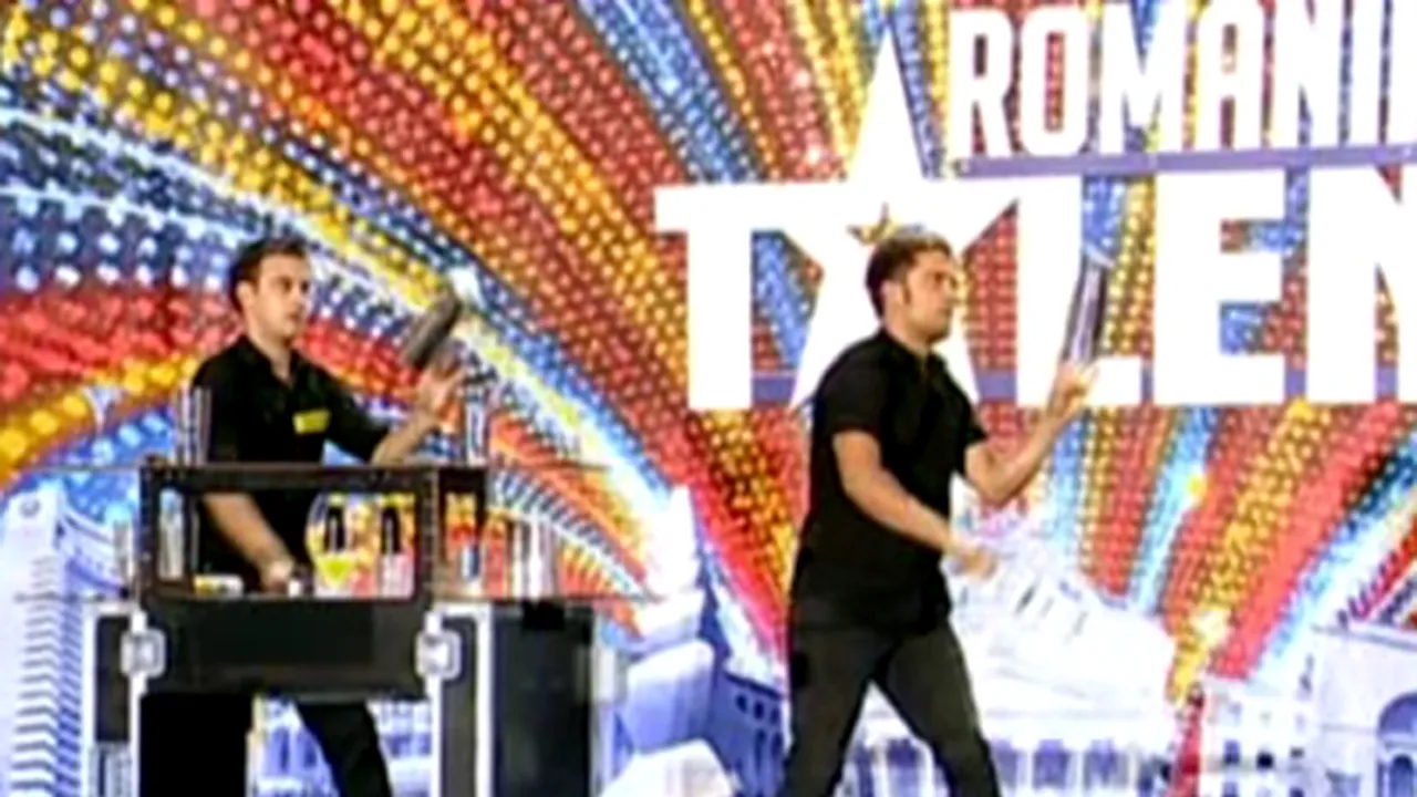 ROMÂNII AU TALENT - În ediţia a treia Pavel Bartoş intră pe scenă cu un şarpe de gât, iar juriul şi sala aplaudă în picioare un puşti de 15 ani