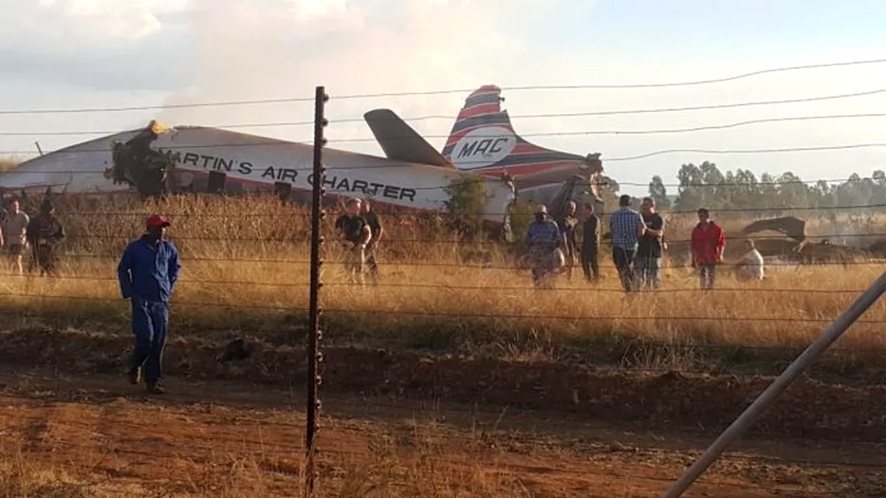 Zeci de persoane au fost rănite după ce o aeronavă s-a prăbuşit în Africa de Sud