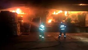 FOTO | Un depozit de băuturi alcoolice şi răcoritoare din Slatina a fost cuprins de un incendiu de proporţii/ UPDATE: Focul, stins după mai bine de două ore