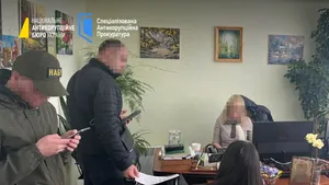Ucraina: Mită în sistemul public – o funcționară fiscală, prinsă cu 40.000 de dolari, și un magistrat acuzat într-un dosar de corupție