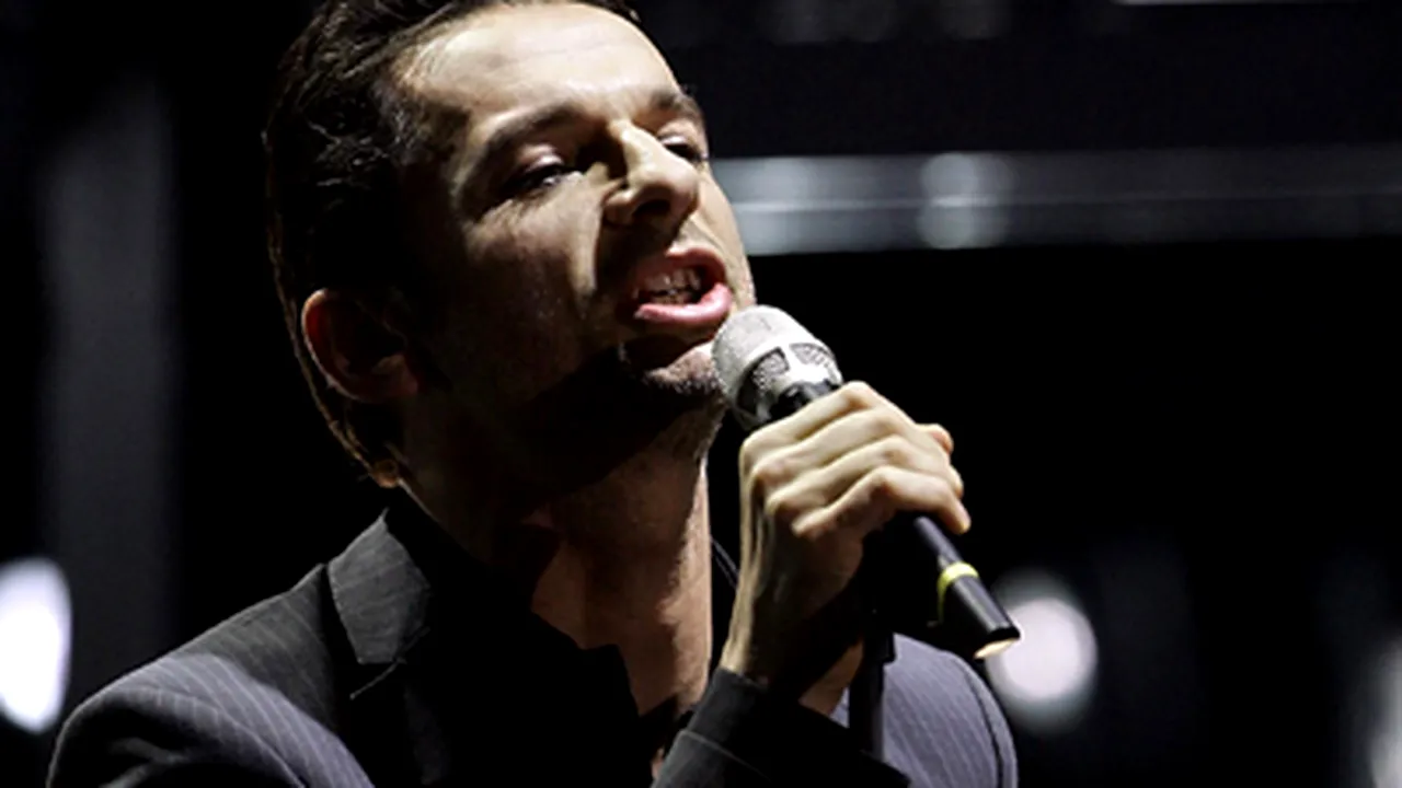 Dave Gahan, solistul Depeche Mode, înconjurat de femei la Bucureşti