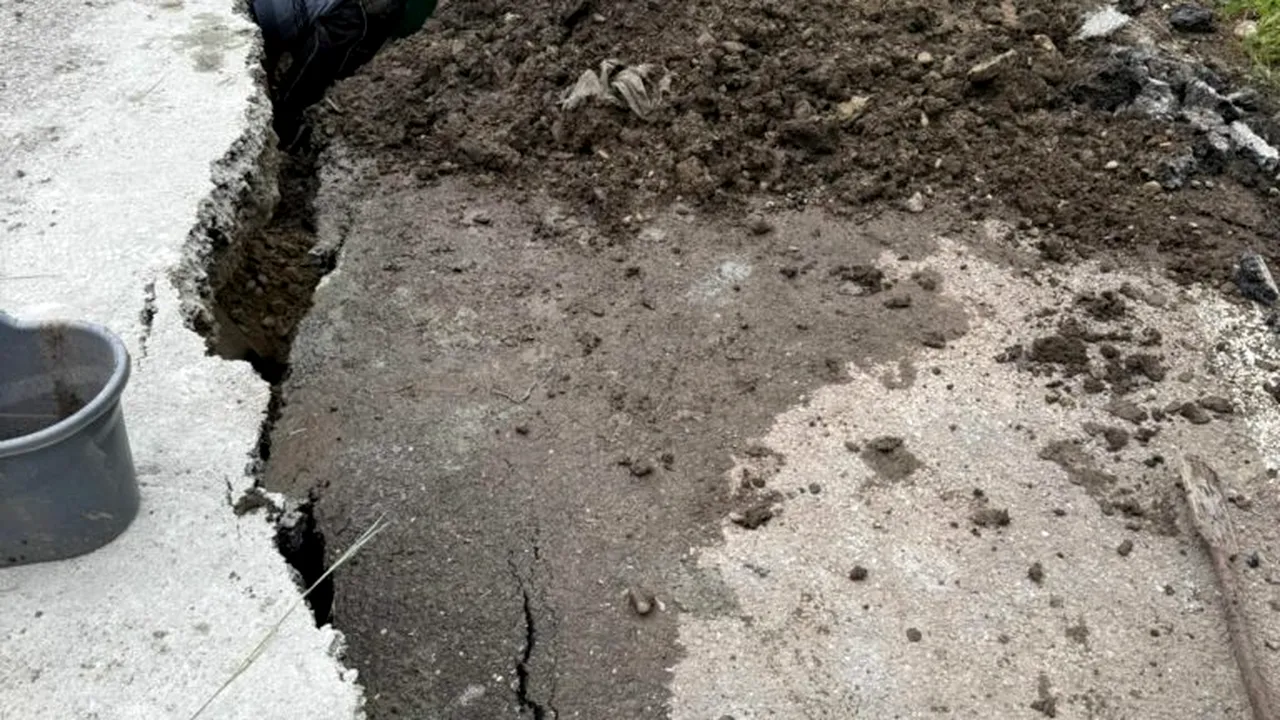 UPDATE. Trei locuințe au rămas izolate în urma unei alunecări de teren în județul Vaslui. Drumul de acces în localitate a fost afectat