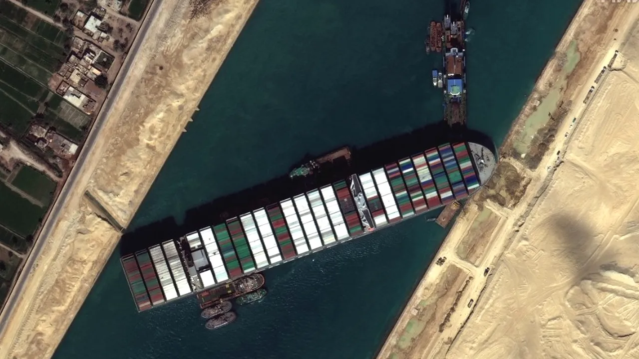 Nava blocată în Canalul Suez s-a mişcat pentru prima dată
