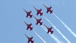 Peste 200 de piloţi şi paraşutişti şi 120 de aeronave, la Bucharest International Air Show 2015