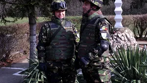 FOTO 120 de militari din Craiova pleacă într-o misiune NATO, în Polonia, între ei: un tată cu fiul său 