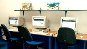 Senat: Elevii din clasele a IX-a şi a X-a nu primesc calculatoare