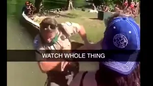 Angajatul unui parc le cerea oamenilor să păstreze distanţa socială. În timpul discursului, el a fost împins în apă