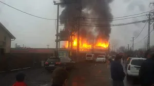 Incendiu la trei unităţi de producţie din Mureş. Peste 20 de pompieri intervin